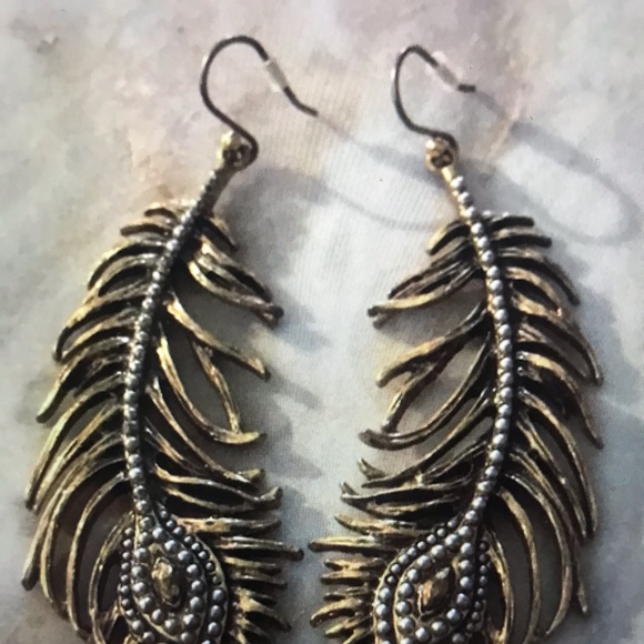 Metal gold tone feather earrings - Picture 2 of 3